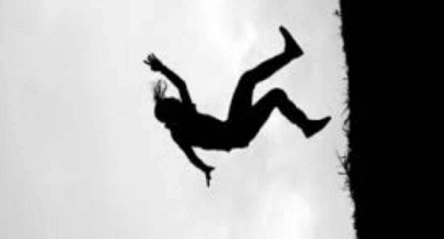 बैतडीमा घर फर्किने क्रममा भीरबाट लडेर एकको मृत्यु